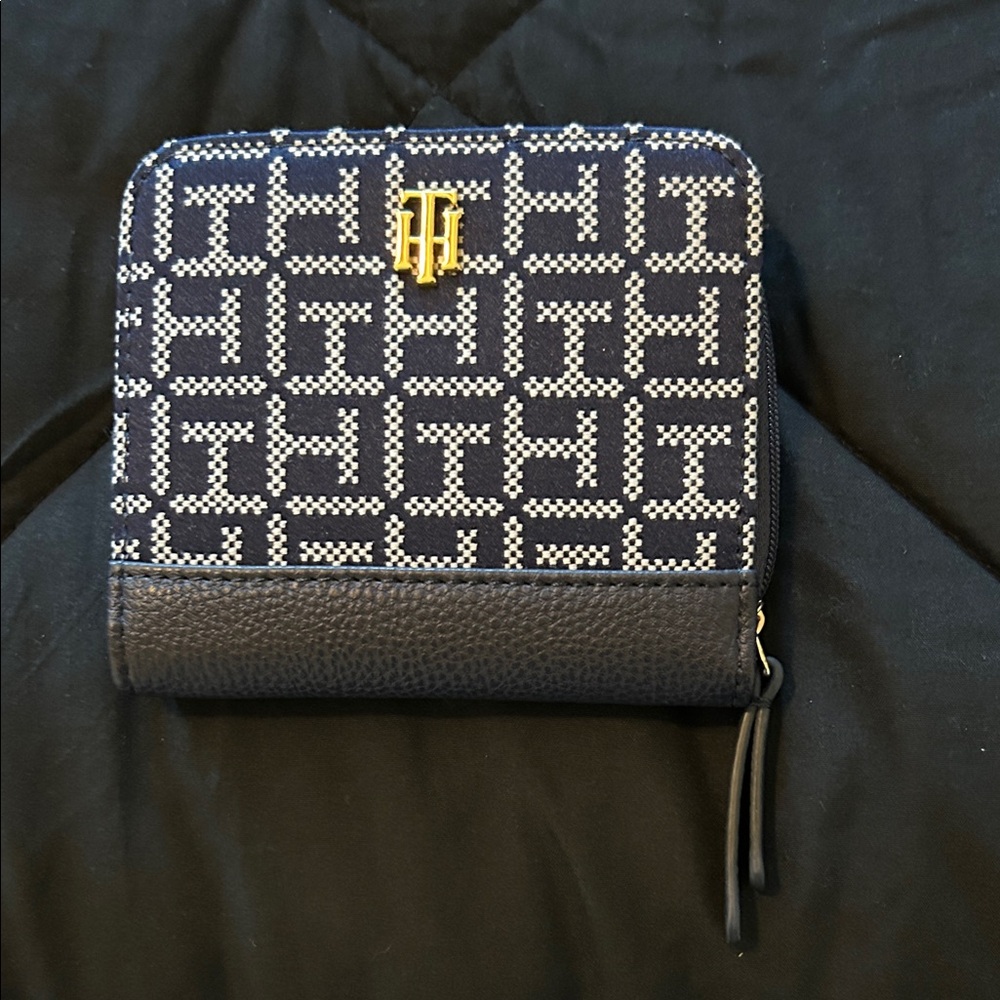 BRAND NEW!!!!!!! Tommy Hilfiger Blue and White Geometric Wallet